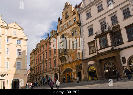 Horizontalen Weitwinkel der beeindruckenden Fassade des Storch House in der Altstädter Ring "Staromestske Namesti" in der Sonne. Stockfoto