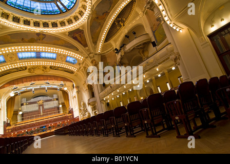 Horizontalen Weitwinkel des Zuschauerraumes in das Gemeindehaus "Obecní Dům" leer. Stockfoto