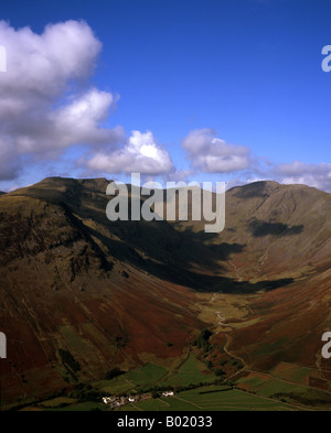 Ein Blick auf Wasdale Head und Mosedale von Lingmell, zeigt ein Panorama von links nach rechts rot Hecht Säule Kirk fiel Cumbria Stockfoto