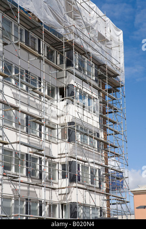 Metallgerüste um den finnischen Wohnblock, der renoviert wird, Oulu, Finnland Stockfoto