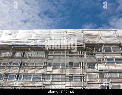 Gerüste und Wohnblock im Umbau Oulu, Finnland Stockfoto