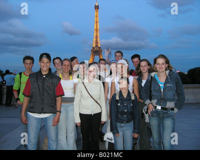 Momentaufnahme der Schulgruppe vor Eiffelturm in der Abenddämmerung Paris Frankreich Stockfoto