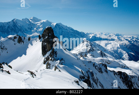 Blick über winterliche Mont-Blanc-Massiv, wie aus dem gegenüberliegenden Aiguilles Rouges, Chamonix, Frankreich Stockfoto