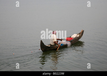 Ein alter Fischer setzen netto im Wasser zu fangen Fische - einen Blick von Kochi, Kerala, Indien Stockfoto