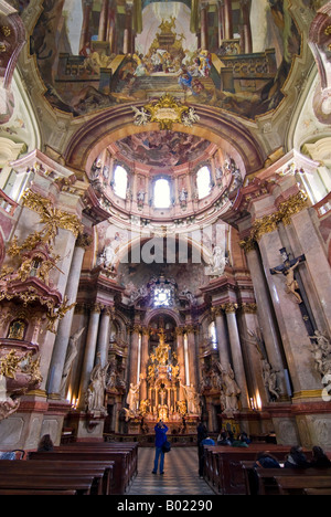 Vertikale Weitwinkel der Gemälde und Fresken am Altar im St.-Nikolaus-Kirche 'Ring Sv Mikulase' in Mala Strana. Stockfoto