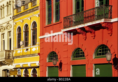 Farbenfrohe Architektur aus dem 19. Jahrhundert in Curitiba, Paraná, Brasilien, mit kunstvollen Fassaden und lebhaften Kolonialgebäuden. Stockfoto