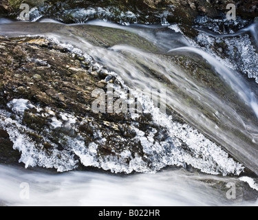 Gefrorene Stream an den Hängen des Fleetwith Hecht in der Nähe von Buttermere im englischen Lake District Cumbria England Stockfoto