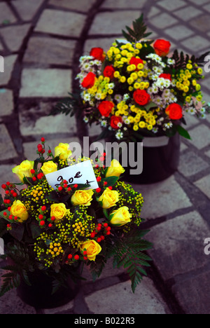 Blumensträuße aus Rosen und andere Blumen am Bauernmarkt in Perigueux Frankreich Stockfoto