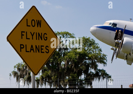 Fantasy Flight niedrig fliegende Flugzeuge Zeichen in Orlando Florida USA U S Fl Stockfoto