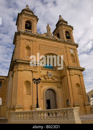 Die Pfarrkirche der Marsaxlokk in Marsaxlokk, Malta. Die Kirche widmet sich unserer lieben Frau vom Rosenkranz, der Madonna von Pompeji. Stockfoto