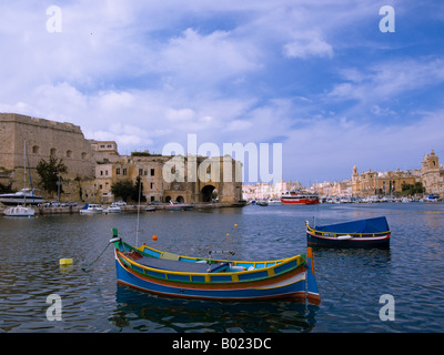 Luzzu in Dockyard Creek, Malta. Stockfoto
