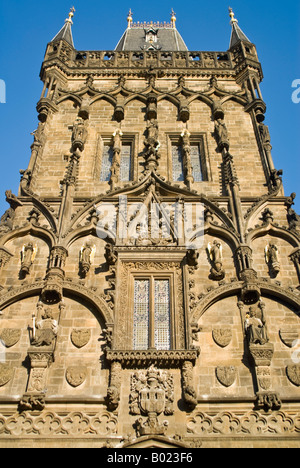 Vertikale Nahaufnahme von den spektakulären gotisches Tor Pulverturm "Prašná Brána" gegen ein strahlend blauer Himmel. Stockfoto