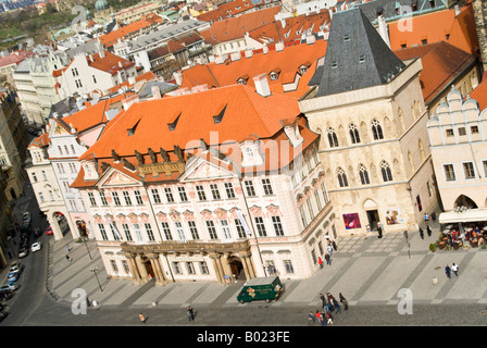 Horizontale Luftaufnahme des Palais Kinsky "Palac Kinskych" und das Haus des steinernen Glocke auf dem Altstädter Ring in der Sonne. Stockfoto