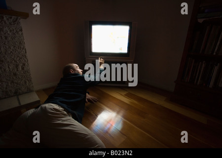 Vierzig Mann liegt am Boden und erstreckt sich über tv Ausschalter Stockfoto