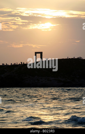 Sonnenuntergang über der Portara Arch, Chora, Naxos, Griechenland. Stockfoto