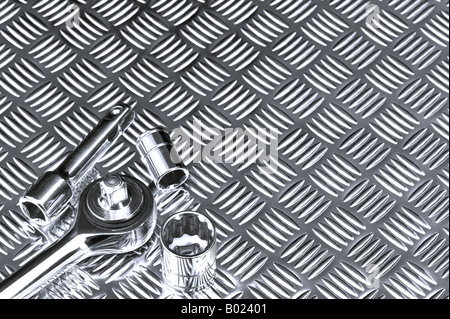 Mechanische Hintergrundbild des Sockets setzen auf einer Werkbank checkerplate Stockfoto