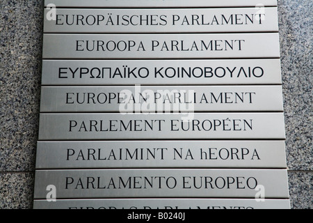 Worte "Europäisches Parlament" in den Sprachen der Mitgliedstaaten angezeigt. Europäische Parlament Gebäude in Brüssel, Belgien. Stockfoto