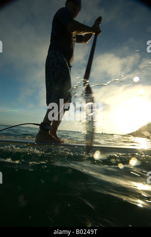 stehen Surfen auf Stockfoto