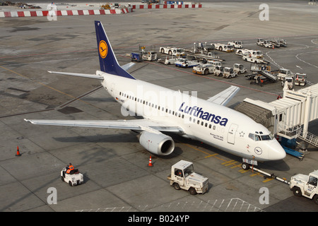 Lufthansa Boeing 737 Jet Airliner Flugzeuge am Flughafen für den Abflug von Terminal mit Schlepper Fahrzeug vorbereitet Stockfoto