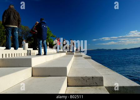 Touristen versammeln sich am preisgekrönten Meeresorgel (Morske Orgulje), Zadar, Kroatien Stockfoto