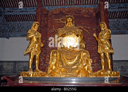 Auch genannt Gold männliche Figuren des Kaisers Taihao Fu Xi und zwei Begleiter Tong Tian Hall Taihao Mausoleum Taihao Ling Caihe Stockfoto
