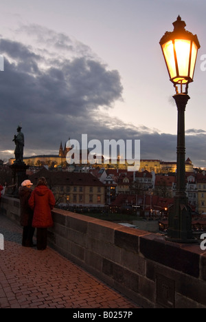 Horizontalen weiten Winkel Stadtbild von Charles Brücke "Karluv Most" über den Fluss Vltava in Richtung Prager Burg bei Sonnenuntergang. Stockfoto