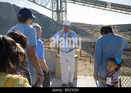 Sahuarita Arizona A Guide spricht für die Besucher eine Tour von Asarco s Mission offene Grube Kupfer-Mine und Mühle Stockfoto