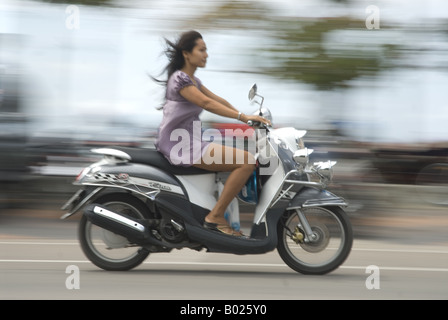 Mädchen auf Moped, Pattaya Stockfoto