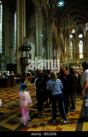 Gruppe von Touristen in Kathedrale der Himmelfahrt der Jungfrau Maria. Zagreb, Kroatien Stockfoto