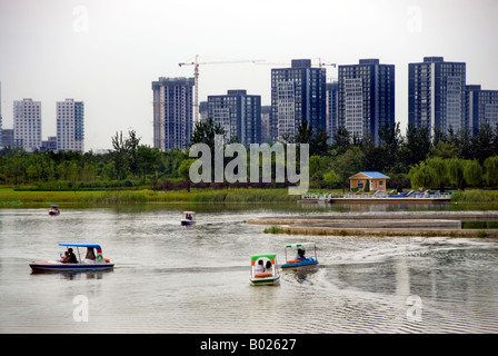 Peking CHINA, Gärten, Urban Park 'Sun Park' 'Chaoyang Park' Menschen Bootstouren auf dem Lake Environmental Study Area, Cityscape Apartment Gebäude Stockfoto