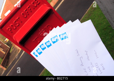 Royal Mail-Briefkasten mit vielen zweiter Klasse Briefe für die e-Mail-Buchung Stockfoto