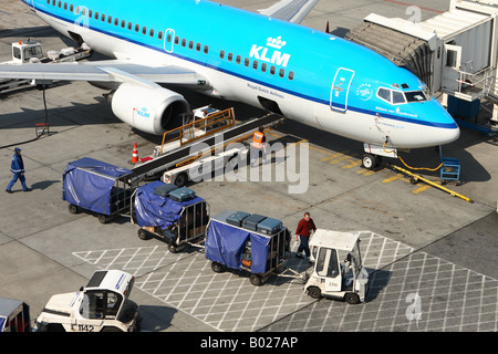 KLM Royal Dutch Airlines Boeing 737 Jet Airliner mit Gepäck Gepäck Koffer geladen werden Stockfoto