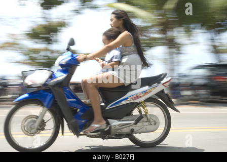 Mädchen auf Moped, Pattaya Stockfoto