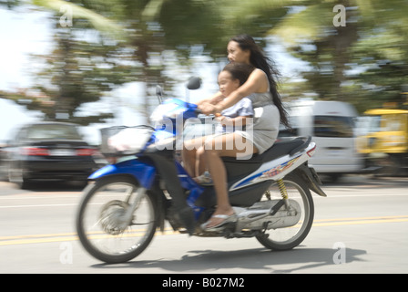 Mädchen auf Moped, Pattaya Stockfoto