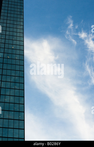 Nach oben auf ein Hochhaus mit Wolken durch. Stockfoto