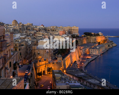 Das bezaubernde Panorama der - Maltas dicht gepackte Hauptstadt Valletta - gesehen von der Upper Barrakka Gardens. Stockfoto