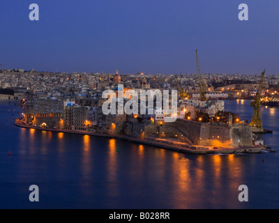 Ein Blick auf Senglea, Malta und Grand Harbour in der Abenddämmerung.  Foto von der Upper Barrakka Gardens in Valletta. Stockfoto