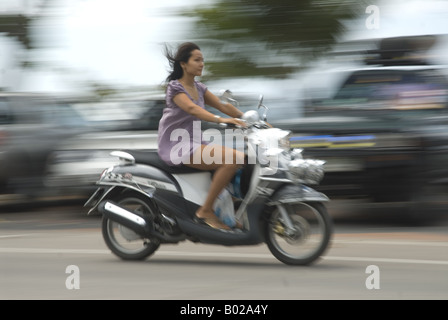 Mädchen auf Moped, Pattaya Stockfoto