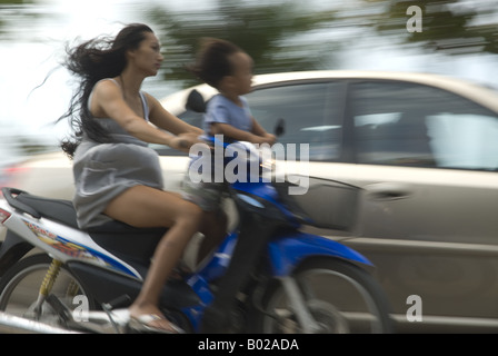 Mädchen auf Moped, Pattaya Stockfoto