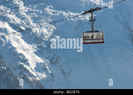 Brévent Seilbahn an sonnigen Wintertag. Mont Blanc im Hintergrund Stockfoto