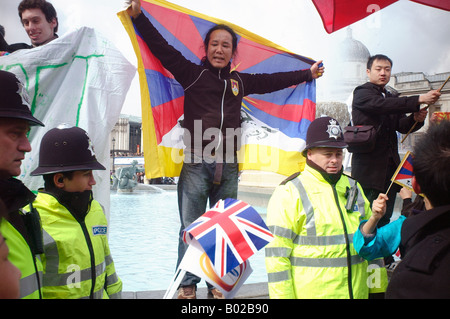 Ein Demonstrant hält eine tibetische Flagge in Trafalgar Square in London Stockfoto