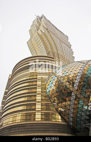 DIE MODERNE ARCHITEKTUR DES GRAN LISBOA CASINO IN MACAU Stockfoto