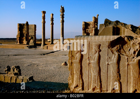 Basrelief in Persepolis, Iran. Gesamtansicht des Standortes. Stockfoto