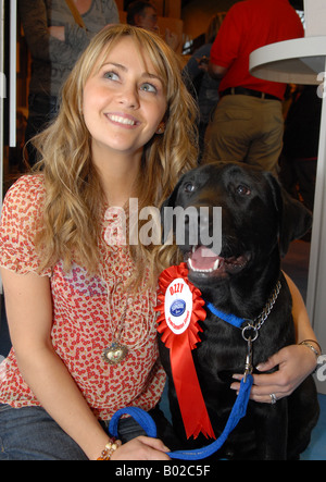 Coronation Street Sterne Samia Smith aka Maria Connor mit ihr am Bildschirm Hund Ozzy auf Crufts Stockfoto