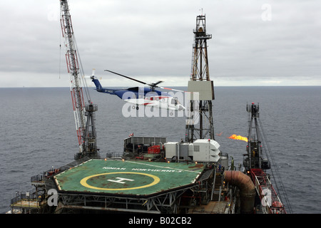 Bristows S-92 Helikopter startet von einer Bohrinsel in der Nordsee vor der Küste North East Scotland Stockfoto