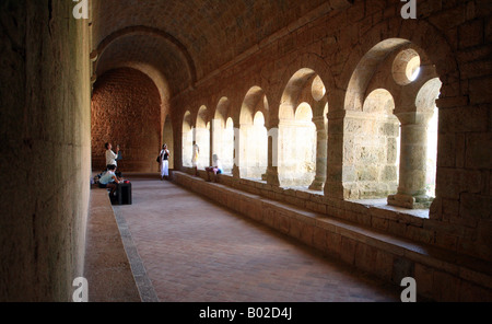 Touristen in den Kreuzgängen des 12. Jahrhunderts L'Abbaye du Thoronet, Provence, Frankreich Europa Stockfoto