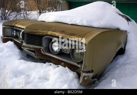 Ein verlassener 1967 Oldsmobile Delta 88 im Schnee begraben. Stockfoto