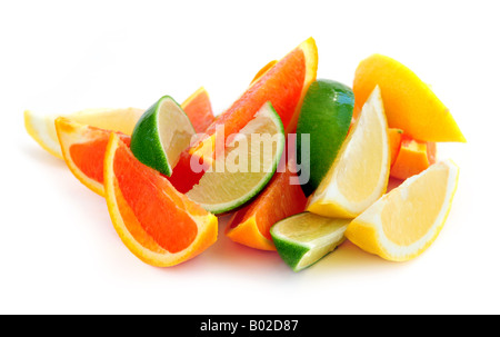Keile verschiedene Zitrusfrüchte isoliert auf weißem Hintergrund Stockfoto