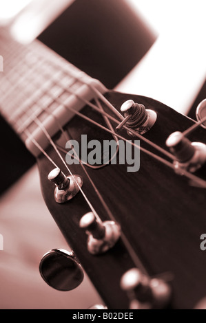 Kopfplatte und Tuner einer akustischen Gitarre hautnah Stockfoto