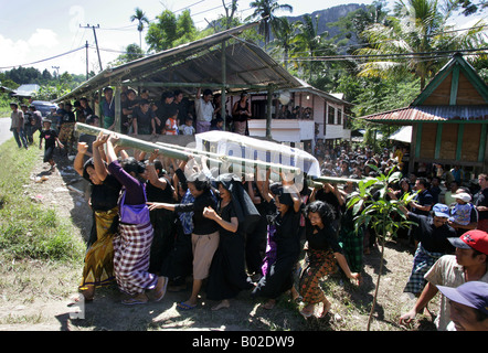 Indonesien Sulawesi Tana Toraja: traditionelle Beerdigung, der Körper wird in einer Prozession zum Grab getragen. Stockfoto